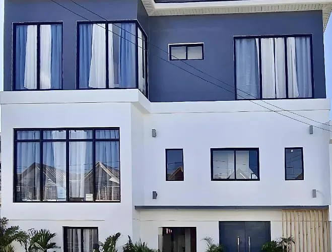 New Modern Suite Near Airport & Beach